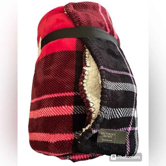 VICTORIA’S SECRET Plaid Sherpa Blanket - Picture 4 of 5